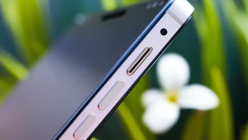 Nadie sabe realmente para qué sirve, pero ese agujero en tu smartphone es muy útil